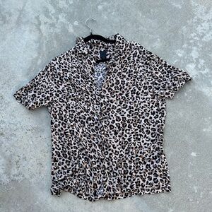 Short Sleeve Leopard Button Front Top Size Medium